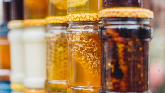 Skarbiec Natury w Słoiku: Odkryj Różnice Między Rodzajami Miodu